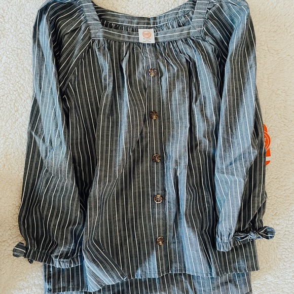 •Cute shirt• - Picture 3 of 3